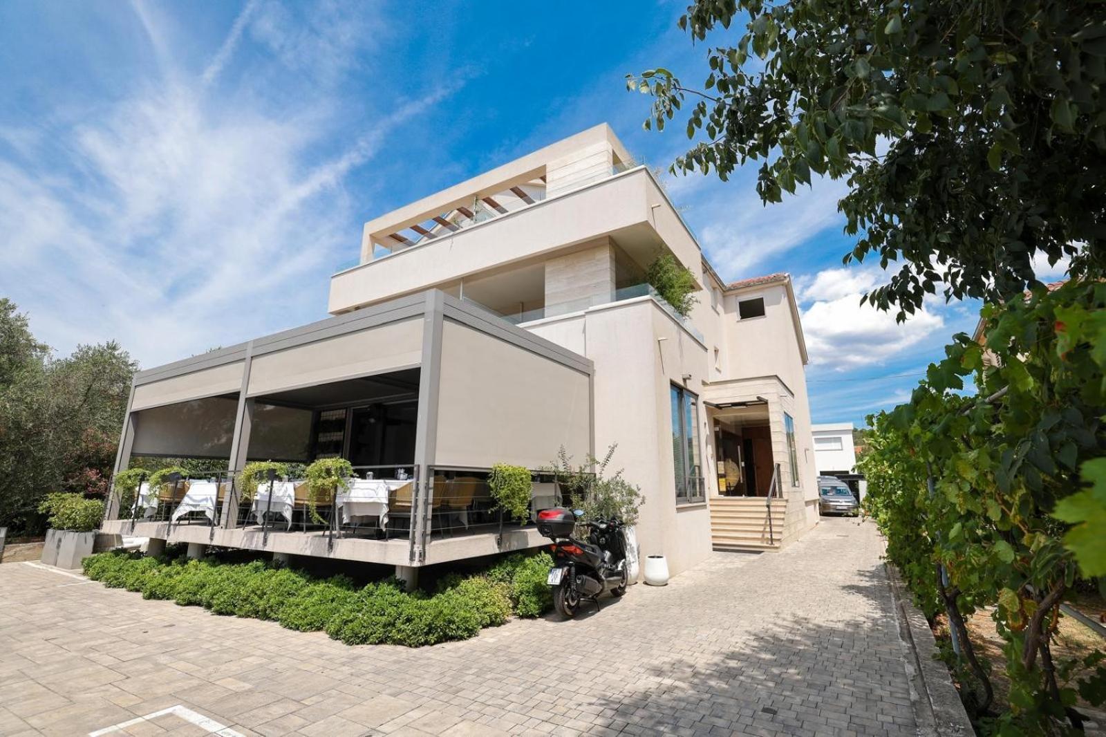 Rooms & Restaurant Matanovi Dvori Sukošan 外观 照片