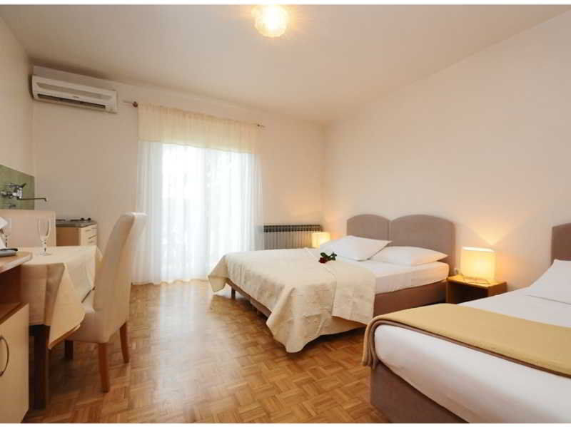 Rooms & Restaurant Matanovi Dvori Sukošan 外观 照片