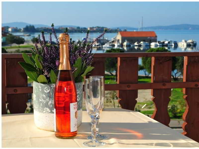 Rooms & Restaurant Matanovi Dvori Sukošan 外观 照片