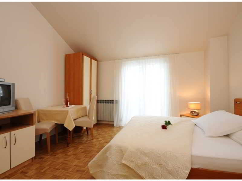 Rooms & Restaurant Matanovi Dvori Sukošan 外观 照片