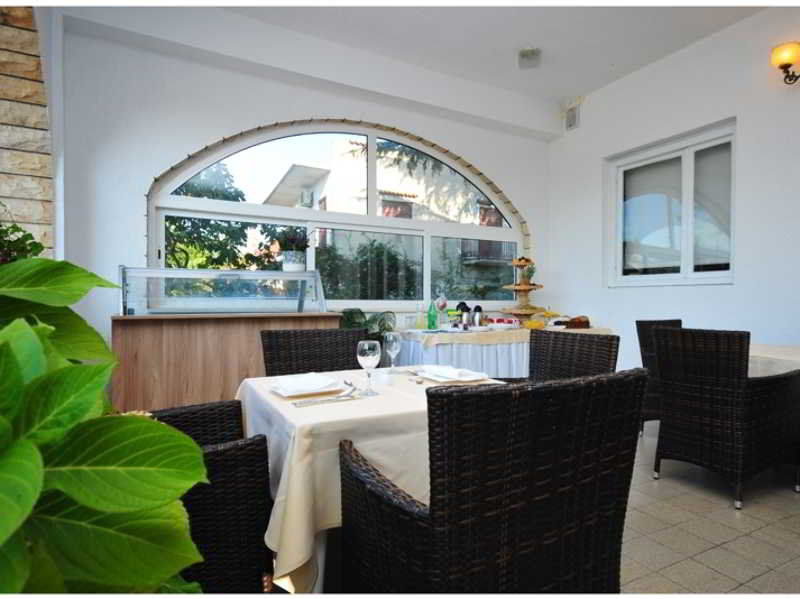 Rooms & Restaurant Matanovi Dvori Sukošan 外观 照片