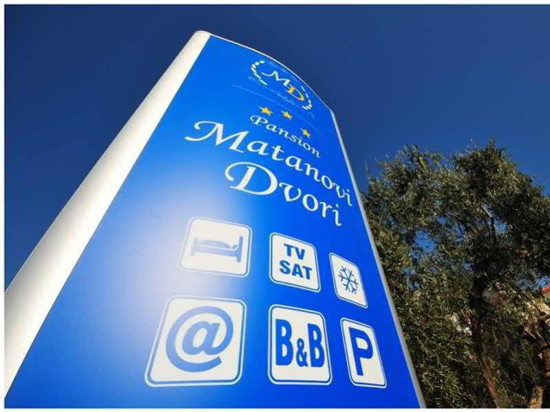 Rooms & Restaurant Matanovi Dvori Sukošan 外观 照片