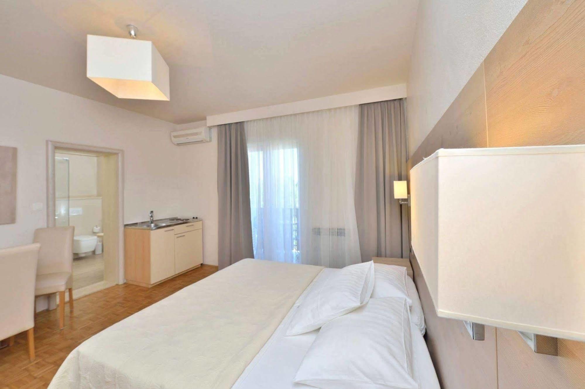 Rooms & Restaurant Matanovi Dvori Sukošan 外观 照片
